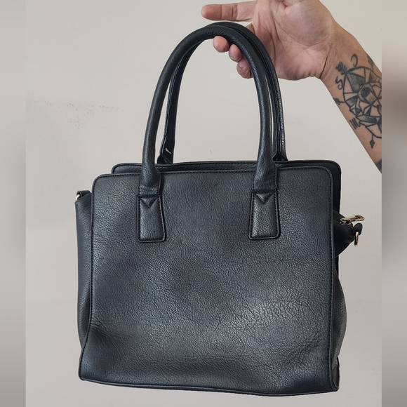 Black Handbag 👛🖤 - Picture 4 of 9